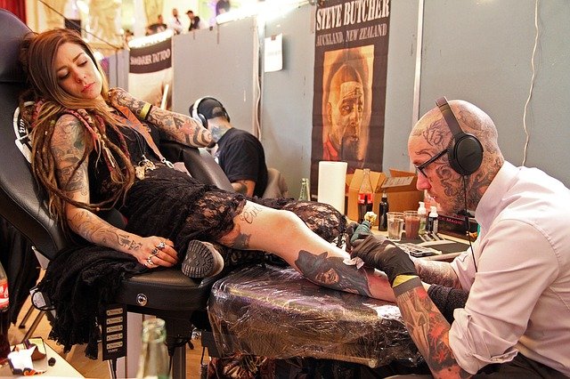 žena na tetování