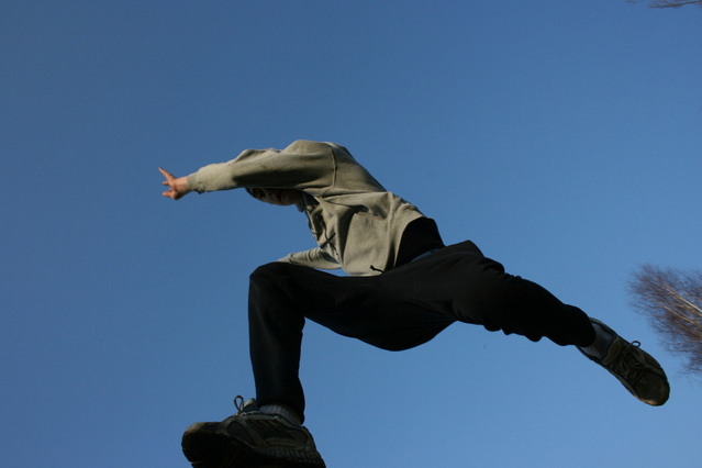 mladík při výskoku na trampolíně.jpg