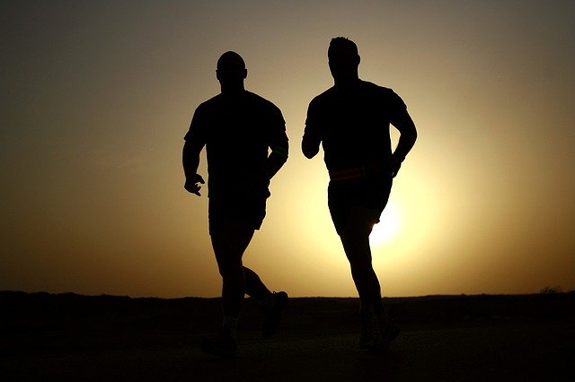 dva běžící muži